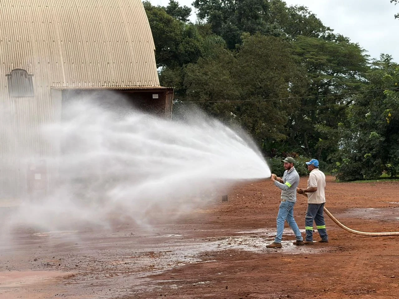 Atividade prática com equipamento hidráulico