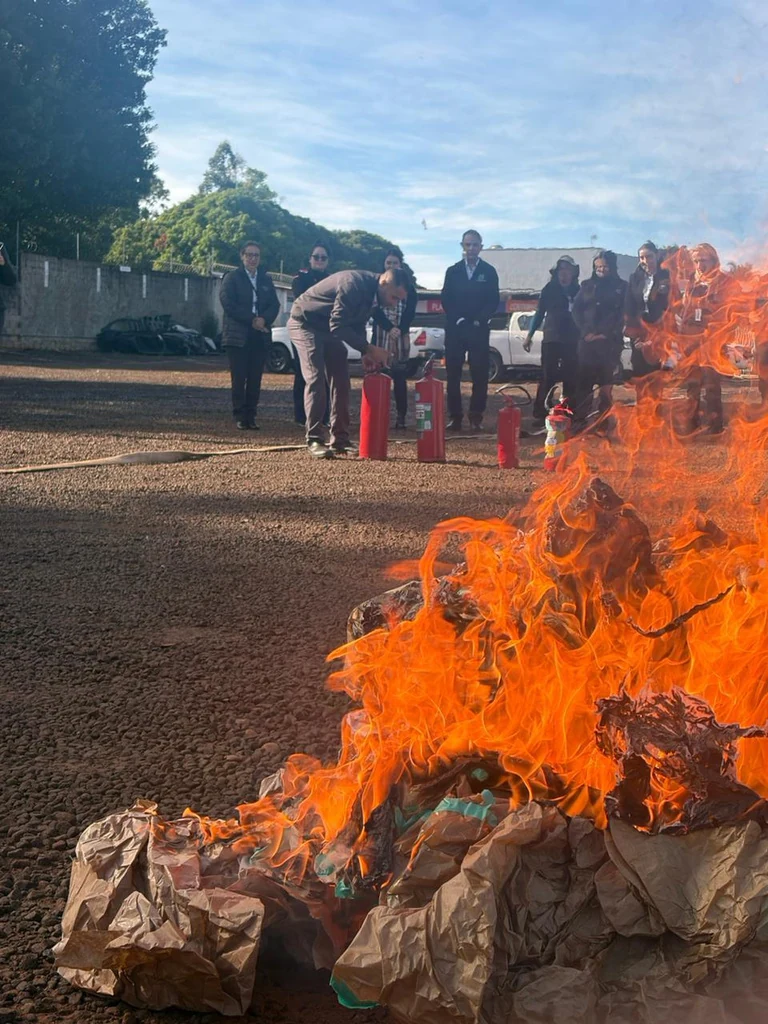 Treinamento prático de combate a incêndio